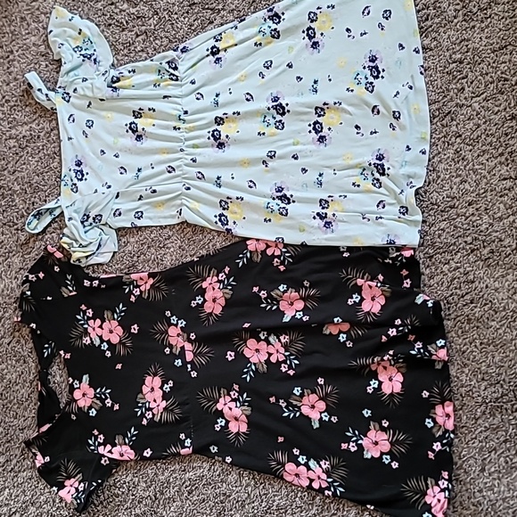 2 EPIC THREADS STRETCHY FLORAL DRESSES - Picture 1 of 9